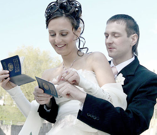 Процедура изменения фамилии в связи с бракосочетанием